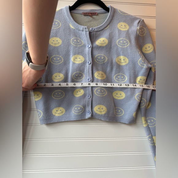 Bailey Rose cropped preppy smiley face sweater. Juniors size large. - Picture 8 of 10